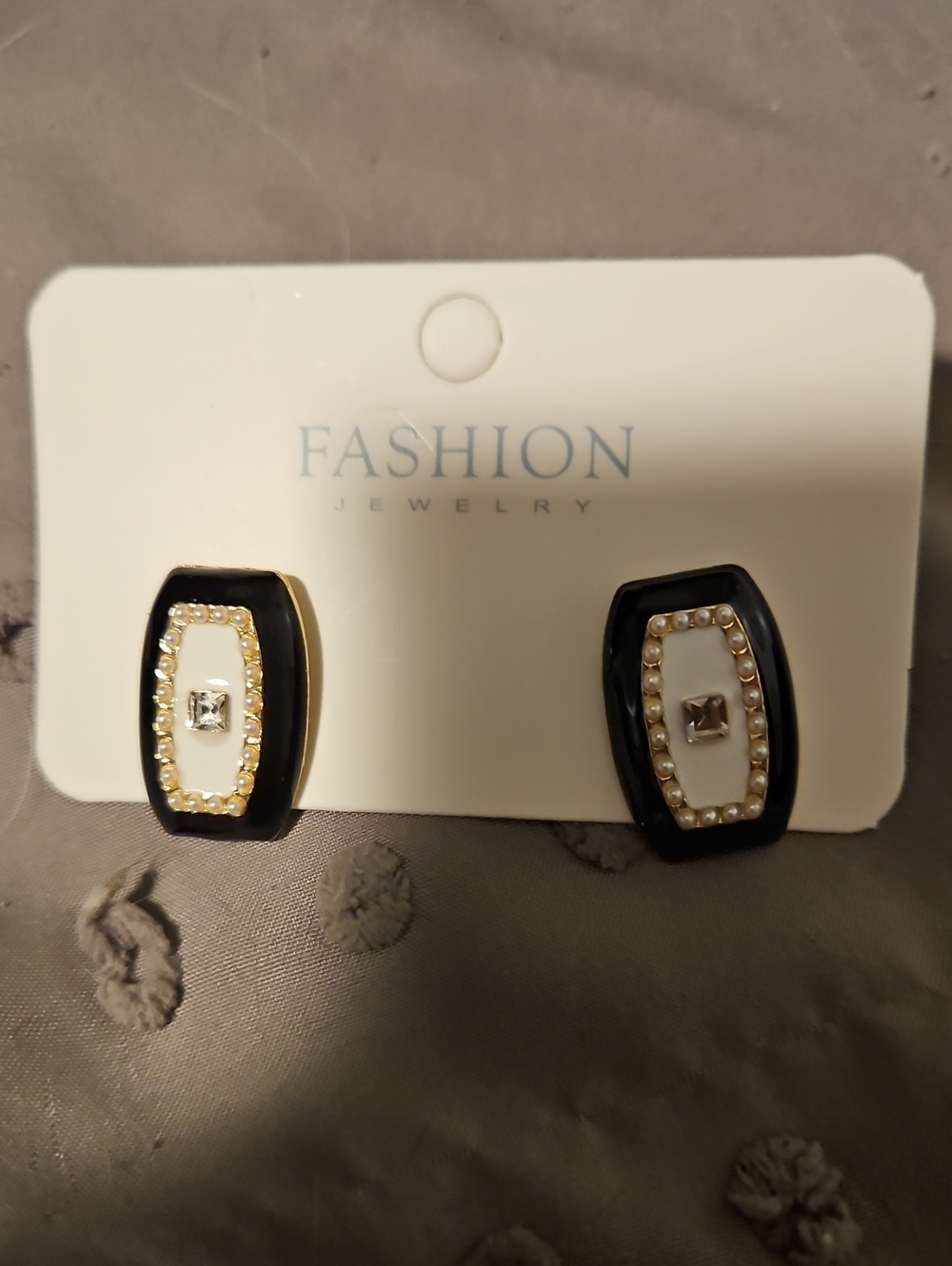 BRAND NEW ** Jewelry Black and White Gold-Trim Pearl & Crystal Stud Earrings
